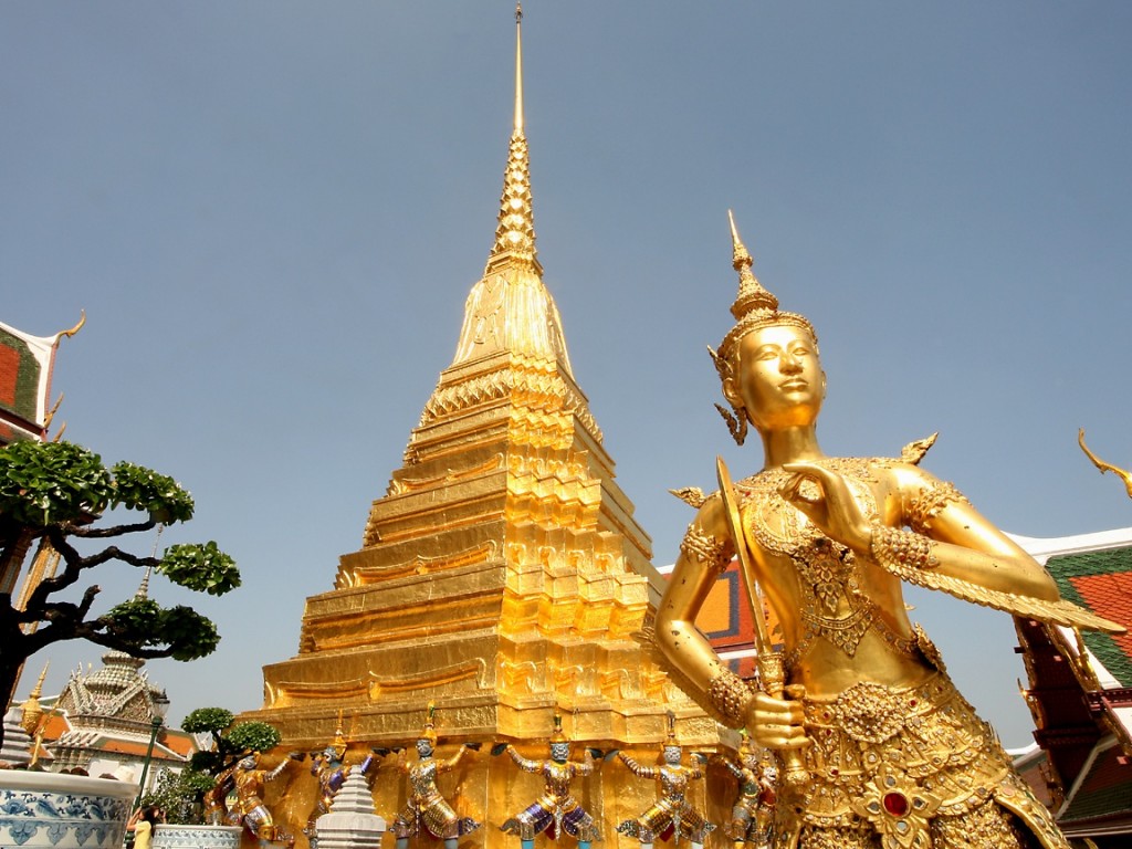 バンコク　観光　ワット・プラケオ 金色像